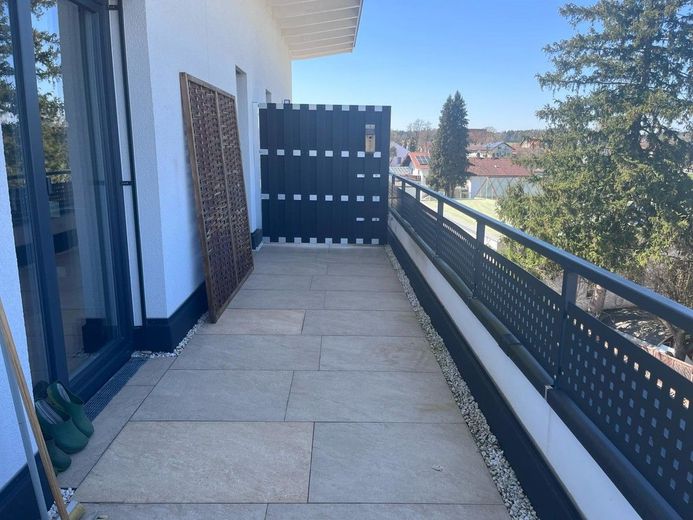 Gepflegtes 1-Zimmer-Penthouse Apartement mit großem Balkon in Rosenheim - Anfragen nur per Mail – Großer Balkon