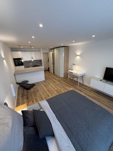 Stilvoll sanierte & modern möblierte 1-Zi Wohnung in Toplage – Wohnen