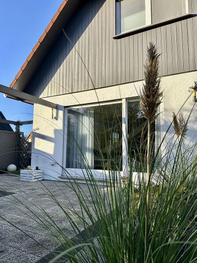 ZONDER COURTAGE: Moderne eengezinswoning met terras op het zuiden, carport en centrale, rustige ligging – Terrasse