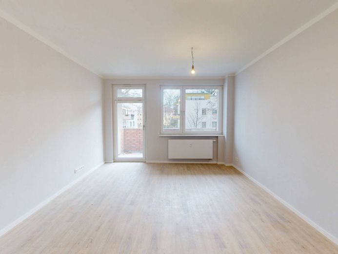Vollständig renovierte 2-Zimmer-Wohnung mit BALKON, saniertem Bad und moderner EBK – Ansicht I: Wohn- und Esszimmer