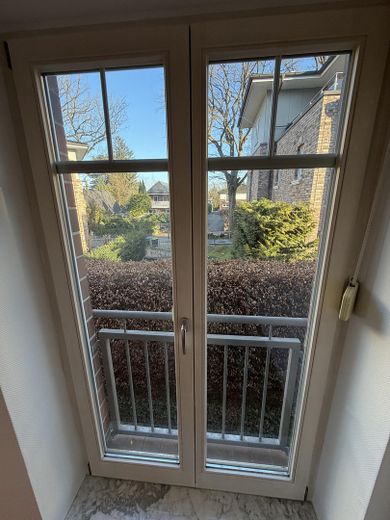 Barrierefreie 3,5-Zimmer-Wohnung in Sasel – Südwest-Balkon, Aufzug Tiefgarage, 2 TG-Plätze – Schlafzimmer/franz Balkon