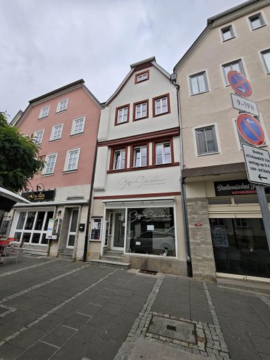 Bad Neustadt a. d. Saale में प्रमुख केंद्रीय स्थान पर आंशिक रूप से नवीनीकृत आवासीय एवं व्यावसायिक भवन – Strassenansicht