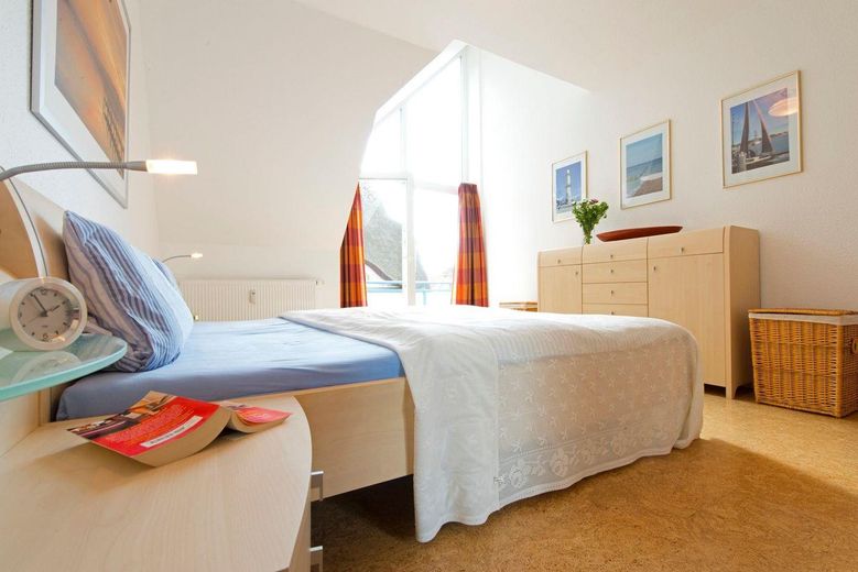 Provisionsfreie Maisonettenwohnung mit außergewöhnlichem Raumgefühl in Zingst – Schlafzimmer