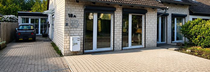 Haus in Bothfeld Nord / Isernhagen (Natur vor der Tür) – Frontansicht mit Stellplätzen