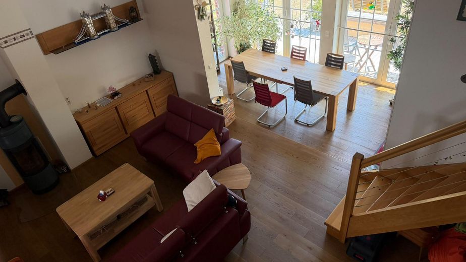 Freistehendes Einfamilienhaus mit Einliegerwohnung – Wohnzimmer mit Wintergarten