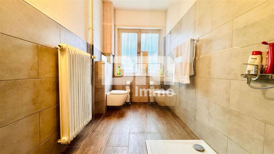 Villenartiges 1-3 Familienhaus mit viel Platz für die große Familie und viele weitere Möglichkeiten – OG 1 Badezimmer / Wanne