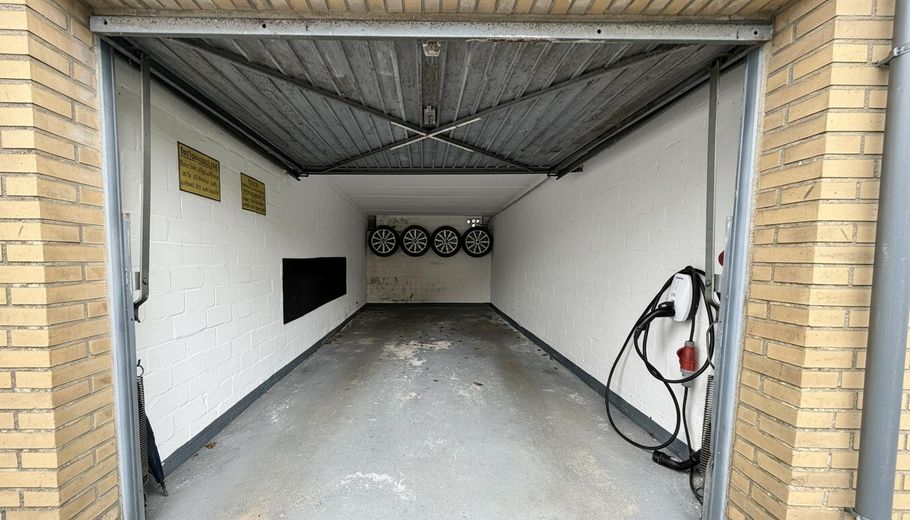 Provisionsfrei - Helles Reihenendhaus mit großer Terrasse, Sauna im Garten und Einzelgarage – Garage