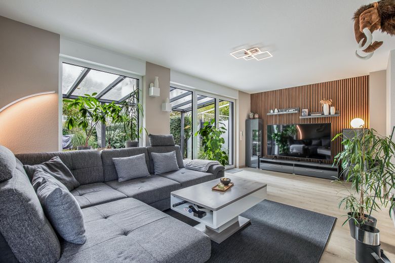 Gepflegte Doppelhaushälfte mit Südgarten, überdachter Terrasse & Doppel-Carport – provisionsfrei – Wohnzimmer