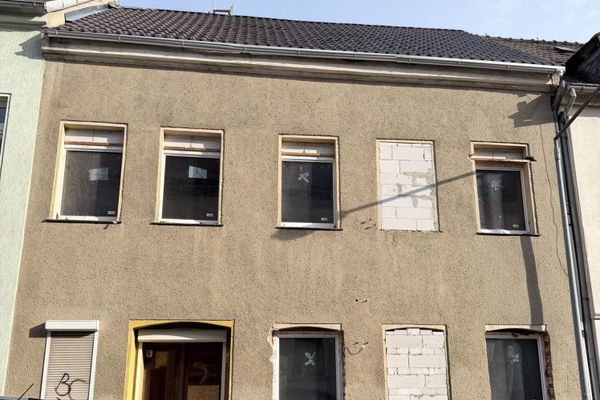 Sanierungsbedürftiges Zweifamilienhaus mit Ausbaupotenzial