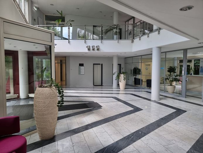 Premium Office – Sofort bezugsfertiges Büro mit Glaswänden und Top-Ausstattung – Foyer Erdgeschoss