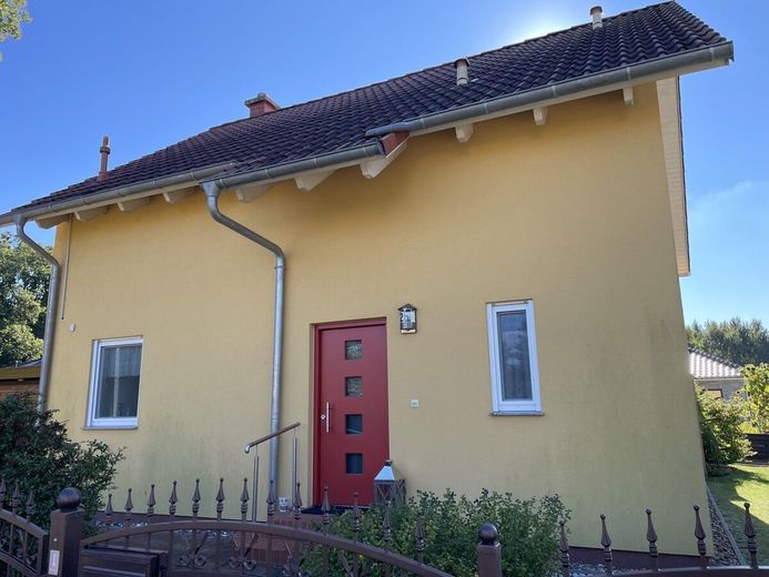 HORN IMMOBILIEN ++ modernes Einfamilienhaus mit Photovoltaikanlage, Garage und Terrasse in Torgelow – Hausansicht Straßenseite