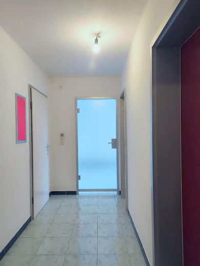 von Privat – Helle 2-Zimmerwohnung mit großer, wettergeschützter Südwestloggia – München-Bogenhausen – Flur in Richtung Wohnzimmer