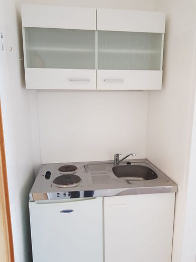 Keine Provision; 13,50 % Rendite,   Innenstadt, 1 min zur Uni, Balkon, neu renoviert – Pantry Küche