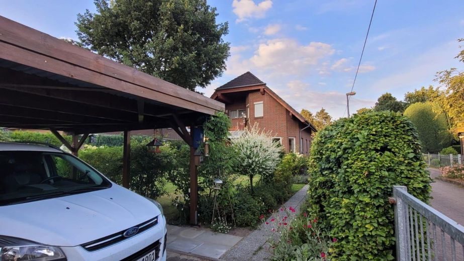 Carport mit Garten