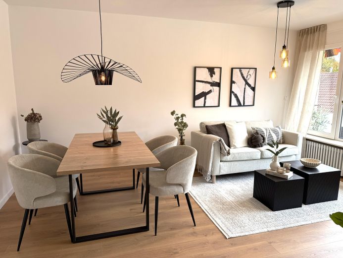 Wohnzimmer mit Balkonzugang