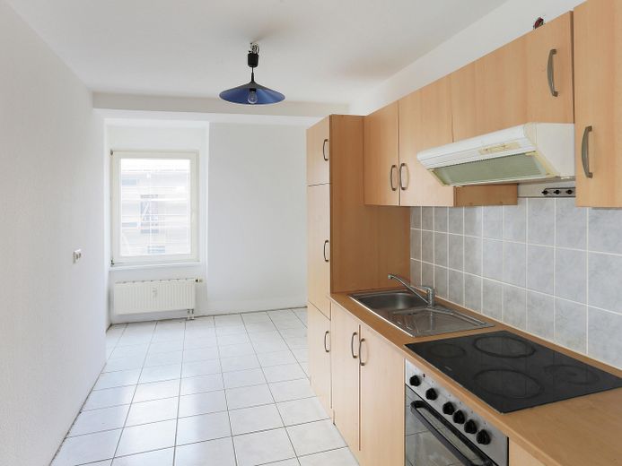 Bestandsvermietete 2-Zimmer-Altbauwohnung im denkmalgeschützten Gründerzeithaus – Küche mit Einbauküche