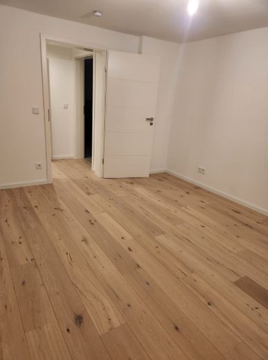 1 stanza in appartamento condiviso di 3 persone, molto grande con terrazza, completamente ristrutturata e moderna – Foto 3