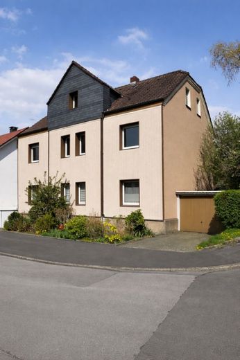 Freistehendes Zweifamilienhaus in Kirchhörde-Selbst einziehen oder vermieten – Außenansicht