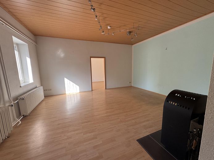Top Sichtbarkeit: Gewerbe (2.021 m²) mit Wohnpotenzial für Handel, Büro, Praxis & Werkstatt – Wohnzimmer / Büro 1 mit Kamin