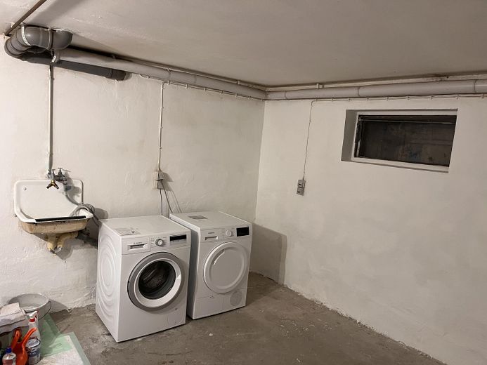 Ruhige Lage mit grossem Garten am Ende einer Sackgasse – Waschküche im Keller