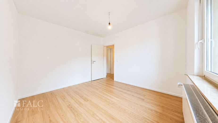 Frisch renoviert, zentrumsnah, großzügig - 3-Zimmer-Wohnung mit EBK – Wohnzimmer
