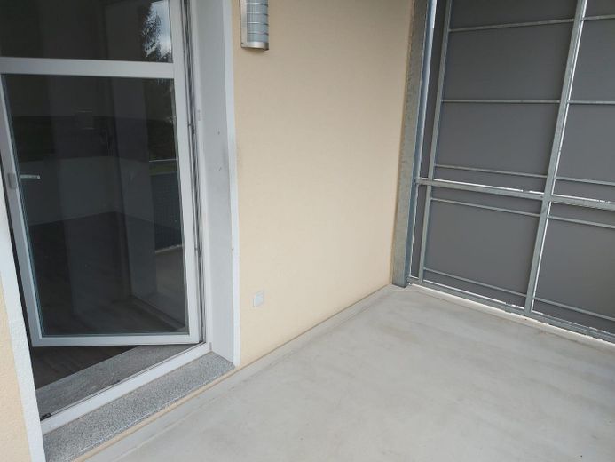 شقة فسيحة من 4 غرف مع شرفة ولوجيا ومنطقة معيشة مفتوحة في تسفيكاو – Balkon