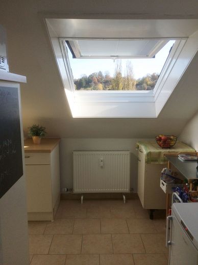 Dicht bij de stad, maar toch midden in het groen: lichte, rustige 3-kamerwoning – Küche