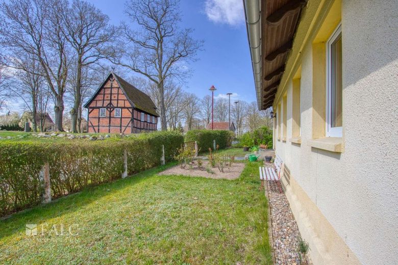 Casa residenziale solida con ampi locali accessori – ideale per artigianato e hobby – Vorgarten II