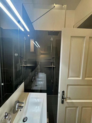 Schöne modernisierte Altbauwohnung im Herzen Schwabings - Teilmöbliert – Dusche Badzimmer
