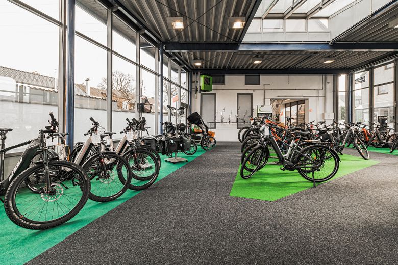 Representatieve bedrijfslocatie met showroom, productie, werkplaats en opslaghal te huur – Showroom/Ausstellung/Werkstatt