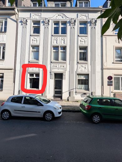 Düsseldorf-Eller’de kendine ait terası ve bahçesi bulunan büyüleyici 1 odalı eski yapı dairesi – Straßenblick mit Stukfassade