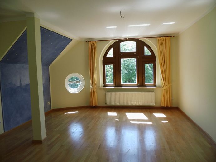 Exclusiv und stilvoll wohnen in Stadtvilla / hochwertige 4 - 5 Raum Terrassenwohnung – Blick in Schlafzimmer