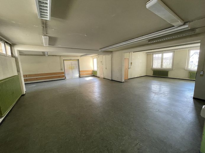 Posizione unica: edificio commerciale e casa unifamiliare direttamente al confine svizzero, presso la stazione ferroviaria – Gewerbehaus