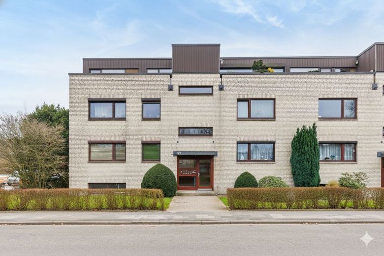 Modernisierte 3-Zimmer-Wohnung mit Tiefgaragenstellplatz in
bester Lage von HH-Meiendorf – Gebäudeansicht