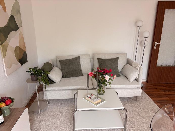All Inclusive: voll möblierte 2-Zimmer Wohnung mit Balkon in der Innenstadt – Wohnzimmer - Couch