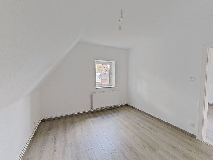 Jasne 3-pokojowe mieszkanie na poddaszu z nowoczesną łazienką z wanną, w odległości spaceru od centrum miasta – Ansicht I: Wohn- und Esszimmer