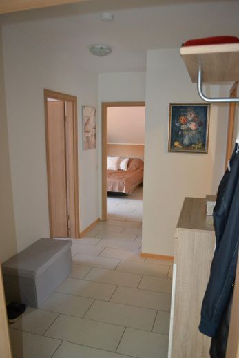Doppelhaushälfte / Mehrgenerationenhaus / Mehrfamilienhaus / Haus – DG Flur