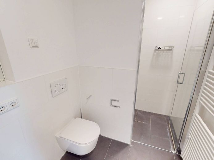 Appartamento di nuova costruzione di 3 locali in posizione centrale con BALCONE e cucina componibile nel nord-ovest di Friedrichshain – Ansicht I: Bad
