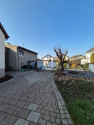 Partially renovated 6-room semi-detached house – Hof