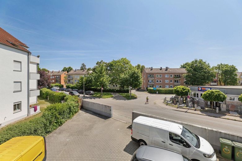 PROVİZYONSUZ: otopark yeri ve 2 balkonlu, tamamen yenilenmiş 3 odalı daire, mükemmel konumda! – Balkon Wohnzimmer