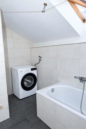 Hausham’da balkonlu 2 odalı dubleks daire – yaklaşık 63 m², komisyonsuz, yaklaşık 01.01.27’den itibaren kullanılabilir – Bad