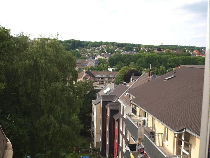 Apartment mit Aussicht chic möbliert 35qm Elberfeld Nähe Rathaus, St. Josef, Bayer + Nordbahntrasse – Ausblick Wohn-/Schlafraum
