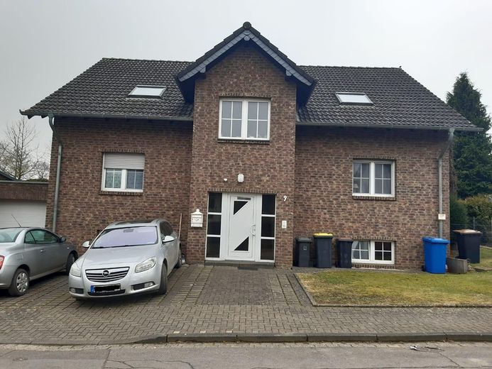 Gepflegtes Zweifamilienhaus mit freier Dachgeschosswohnung, großem Südgarten und Garage – Foto 1