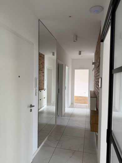 4-Zimmer SmartHome (Vollklimatisiert) - Kernsanierte Altbau-Wohnung mit Luxus Innenausstattung – Flur leer 2