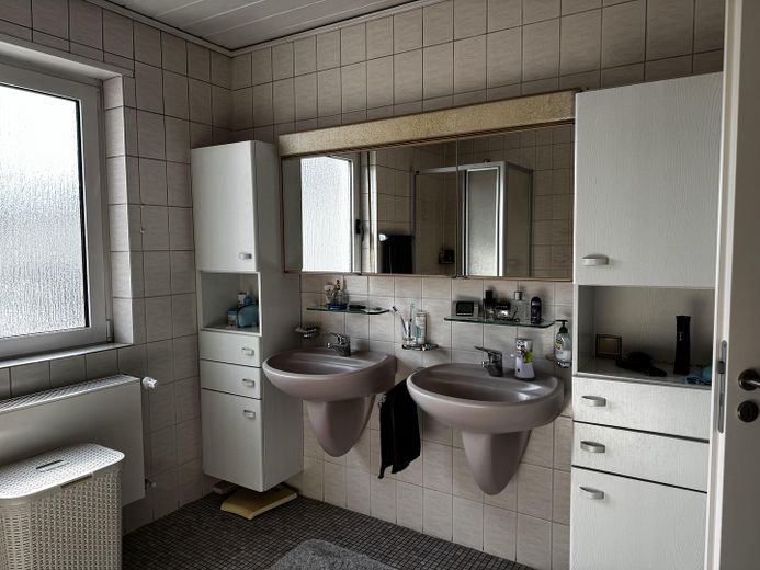 Tageslichtbad mit Badewanne