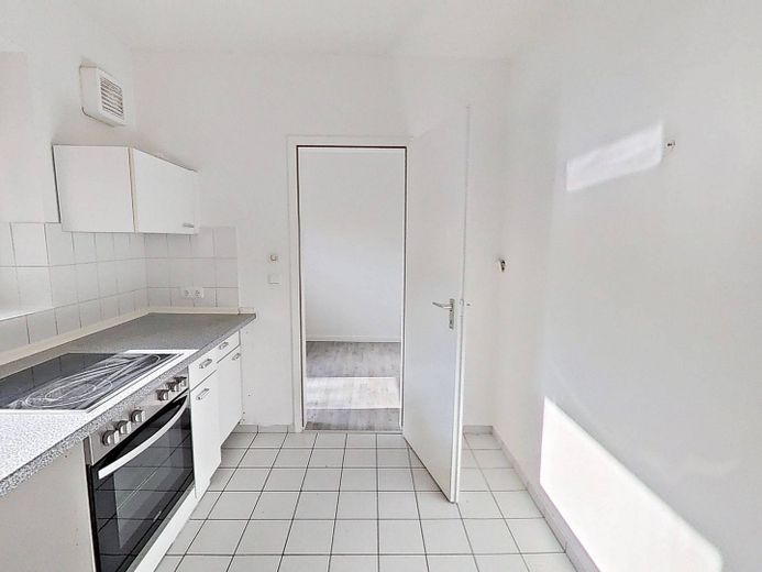 Comfortabel ingerichte 3-kam.-app. met BALKON, inbouwkeuken en ligbad – Ansicht I: Küche