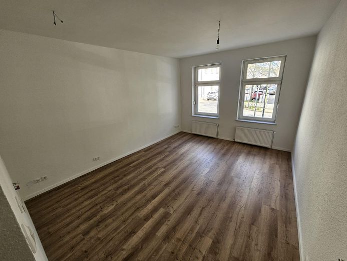 Stilvolle 2-Zimmer-Wohnung mit Regendusche, Badewanne & hochwertiger Ausstattung in Bernau – Wohnzimmer mit offener Küche