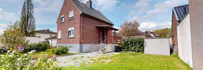 Maison individuelle indépendante avec grand terrain et beaucoup de potentiel – Hausansicht Straße