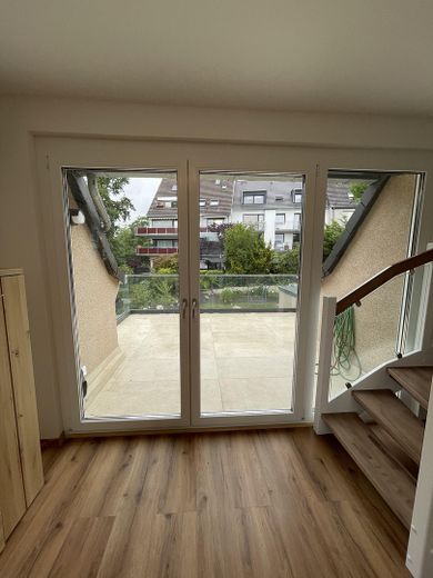 Wohnung im idyllischen Grün in einer Top-Lage. Erstbezug!! – Zugang zur oberen Etage