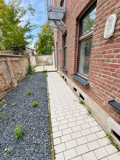 Świeżo wyremontowane: 2 pokoje o powierzchni 76 m² z małym ogrodem/podwórkiem w dobrej lokalizacji w Krefeld – Garten/Hof